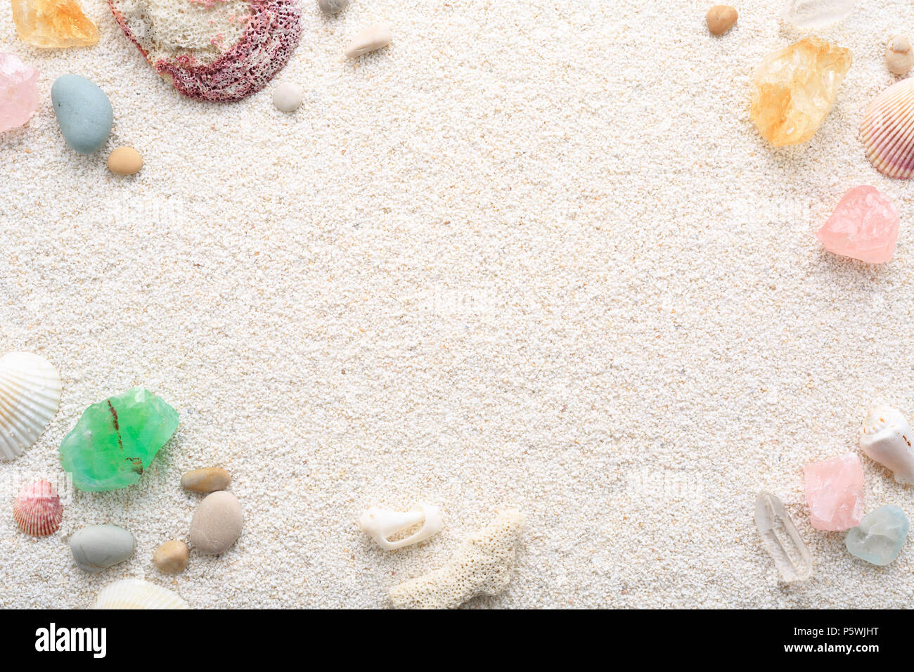 Cadre coloré de coquillages, galets de mer & gemmes sur la plage blanche de sable. Concept de vacances d'été. Copie espace arrière-plan. Banque D'Images