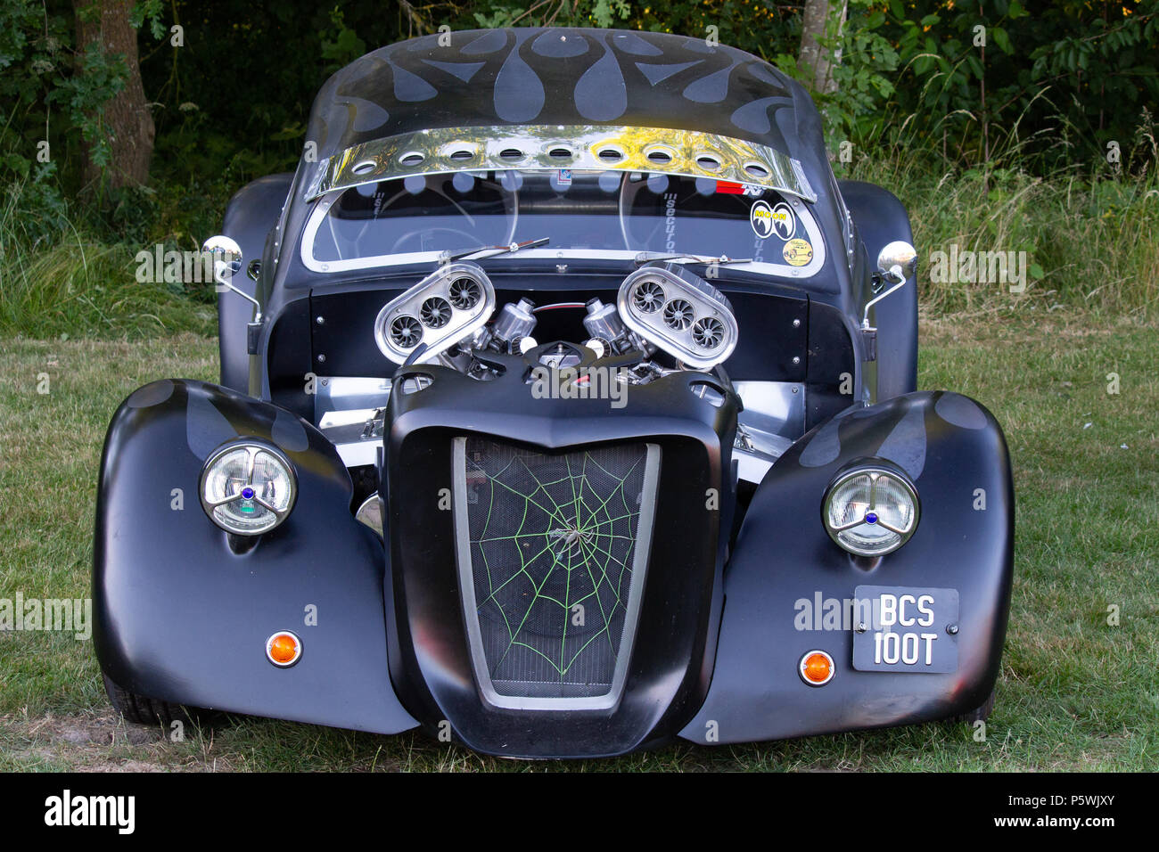 Un kit voiture dans le style d'une chauve-souris voiture sur show à un salon de voitures Banque D'Images