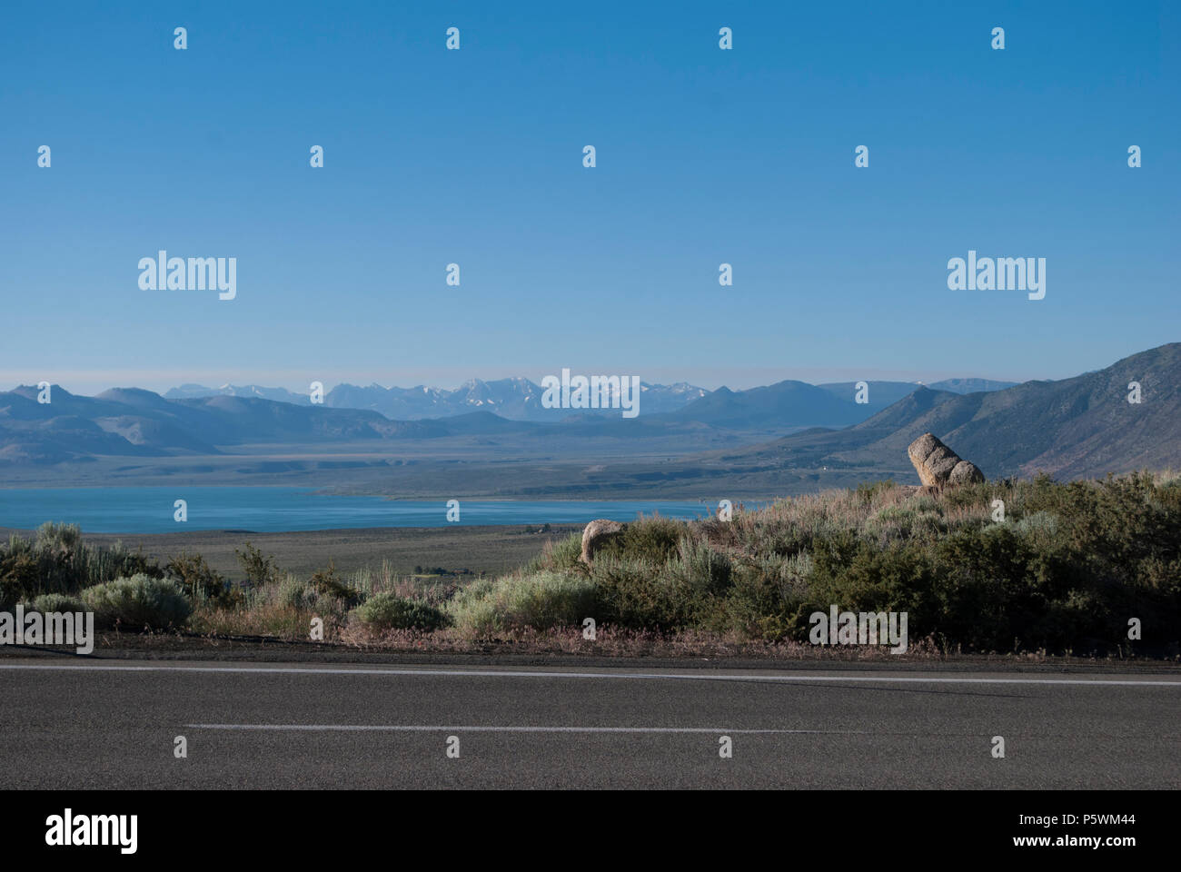 Les routes de la Californie. L'heure d'été. Destination vacances. Mountain Valley. Ciel bleu avec des montagnes de neige. L'arrière-plan. Fond d'écran. Banque D'Images