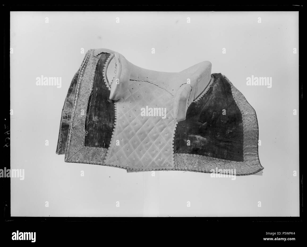 Bomsadel. Svenska : med rektangulära klädda Sadel kappor med röd sammet fodrade svartmålad och med utsidan kantade väv, på med produites guldgalon. Överklädda bommar siège och med sämskskinn mönsterstickningar likaledes ljust gult med Frambom tvådelad, Silke.ca 450 mm produites, 90 mm hög, bakbom 550 mm produites 65 mm hög. Sitsens stickning rutmönster sidor med sämskskinnet neddraget likaledes j jusqu'kappans kant. Med överklädd väv bom. Bossor klädda fodrade naturfärgat linne, MED MED MED kantade läder brunt och vitt skinn.sadelgjord stroppar för Fyra. Två krampor stigläder av stål för. . Date inconnue. N/A 219 Bomsade Banque D'Images