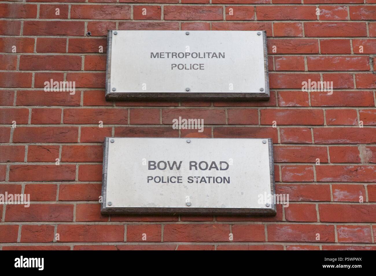 Deux plaques à l'extérieur de la police de la route dans la station Bow Bow, East London disant 'Metropolitan' et 'Police Police Station' Bow Road Banque D'Images