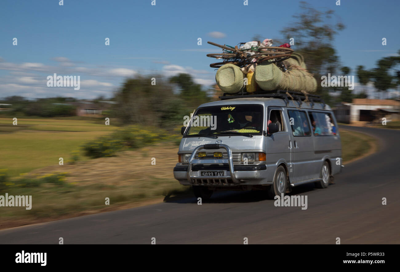 Taxi-brousse, transport local à la vitesse, à Madagascar Banque D'Images