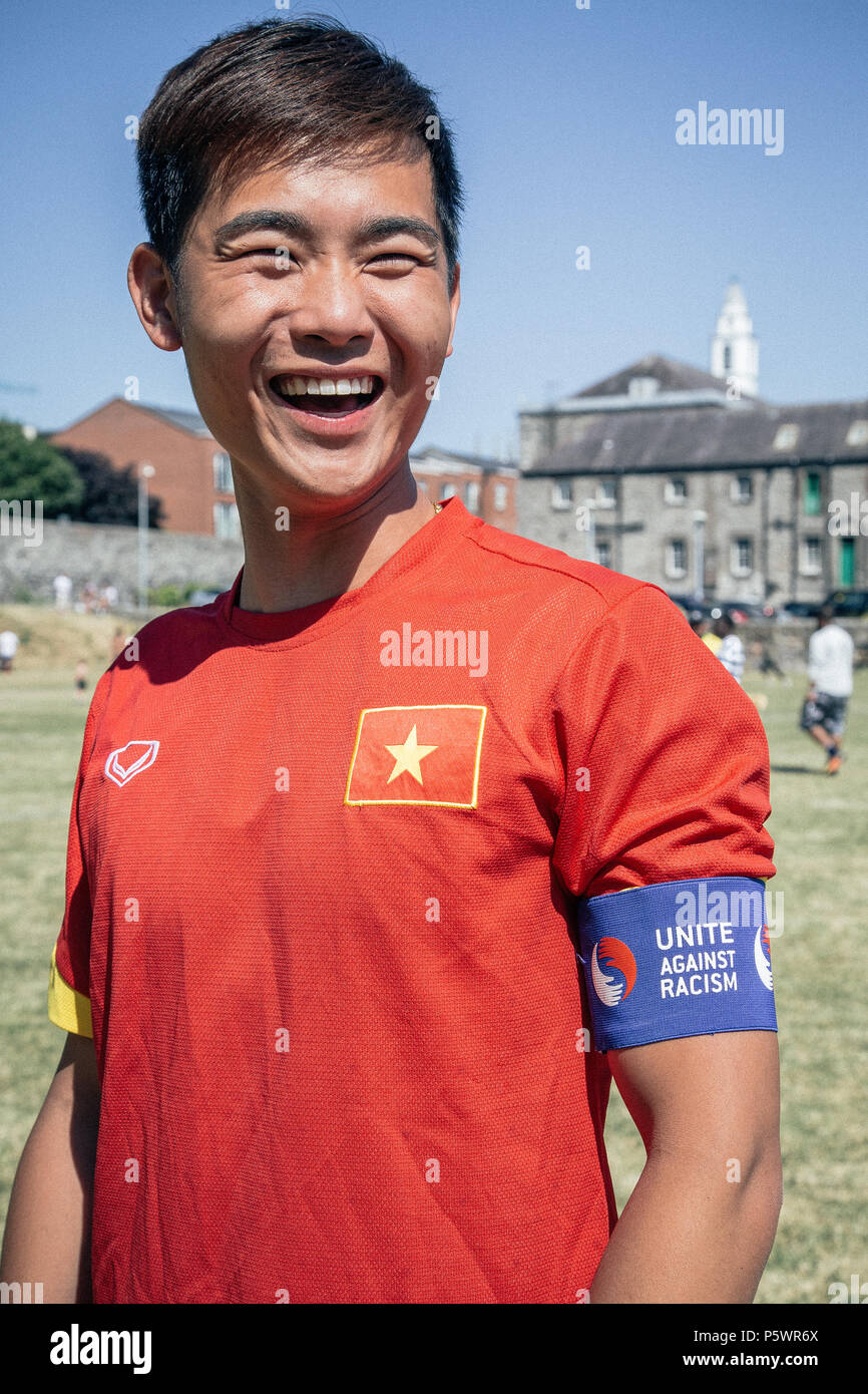 Un portrait d'un jeune footballeur portant brassard unis contre le racisme. Banque D'Images