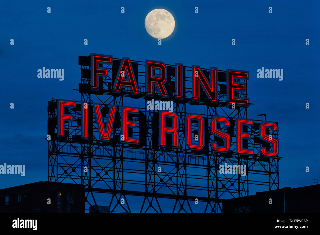 Montréal, Canada, 26 juin 2018. Pleine lune s'élève au-dessus de l'emblématique Farine Cinq Roses en néon. Credit:Mario Beauregard/Alamy Live News Banque D'Images