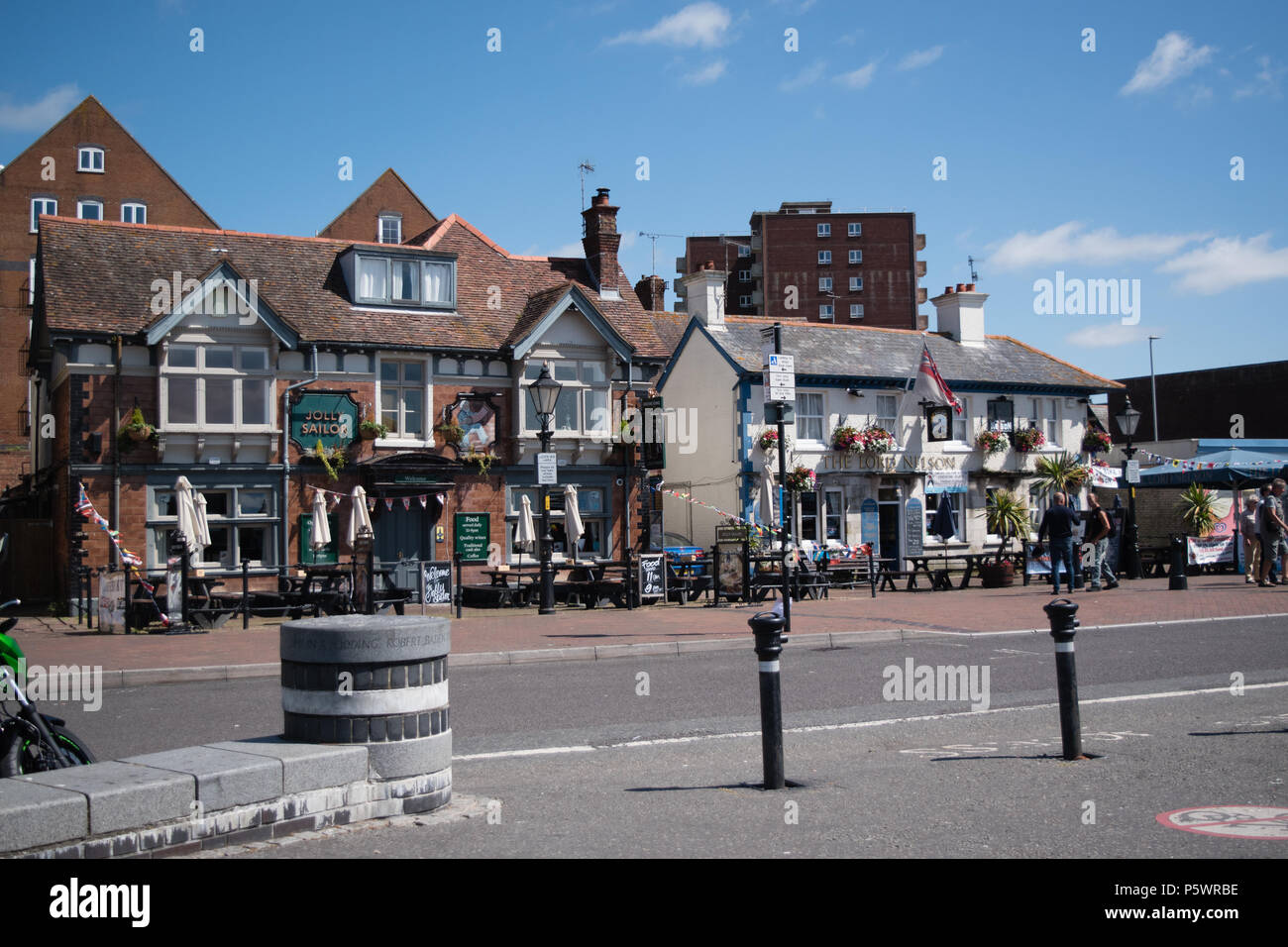 Sur le quai au port de Poole montrant le Jolly Sailor et le Lord Nelson maisons publiques sur un été chaud matin avant l'ouverture. Banque D'Images