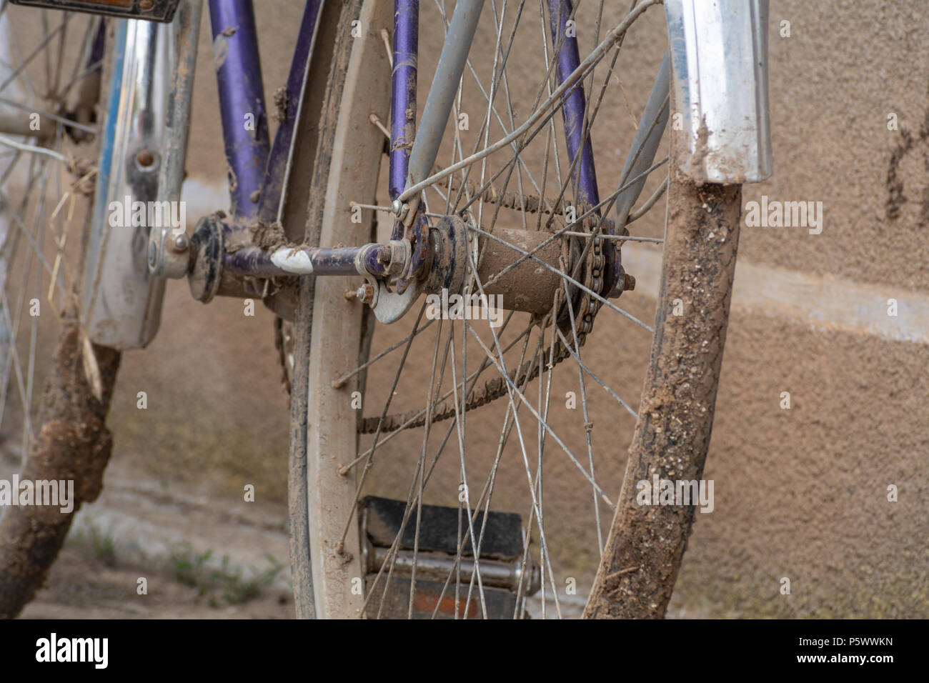 Close-up d'un vieux vélo rouillé avec rayons de roue arrière Banque D'Images