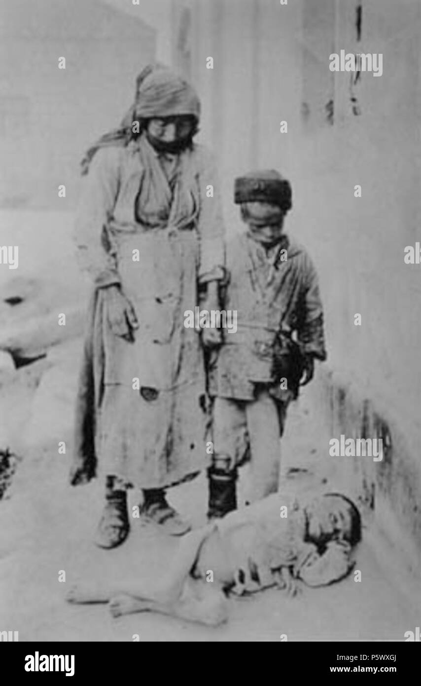 N/A. Anglais : une femme arménienne avec son enfant mort. 1917. 124 inconnu femme arménienne et fils Banque D'Images