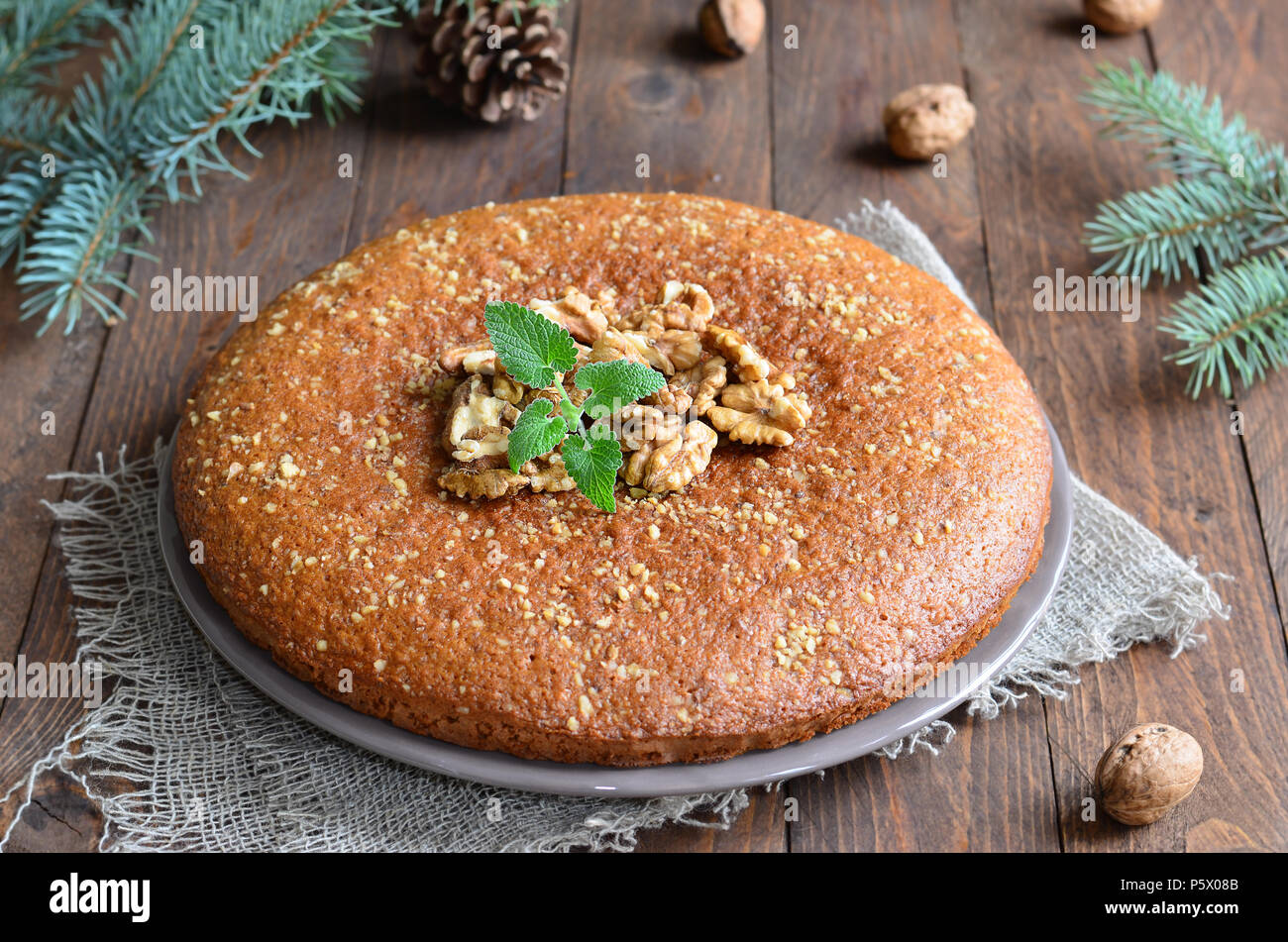 Tarte aux noix et miel sur fond de bois Banque D'Images