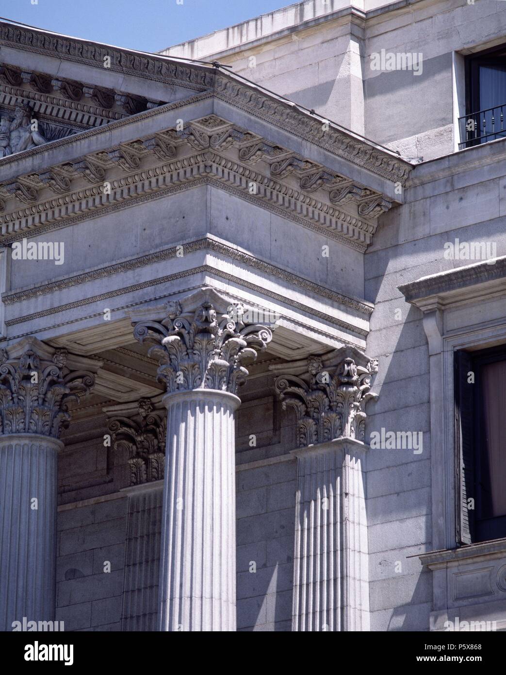 CAPITELES CORINTIOS DEL PORTICO DE LA PORTADA PRINCIPAUX DEL CONGRESO DE LOS DIPUTADOS - 1850. Auteur : Bruno Pascual y Colomer (1801-1870). Emplacement : CONGRESO DE LOS DIPUTADOS-extérieur, MADRID, ESPAGNE. Banque D'Images