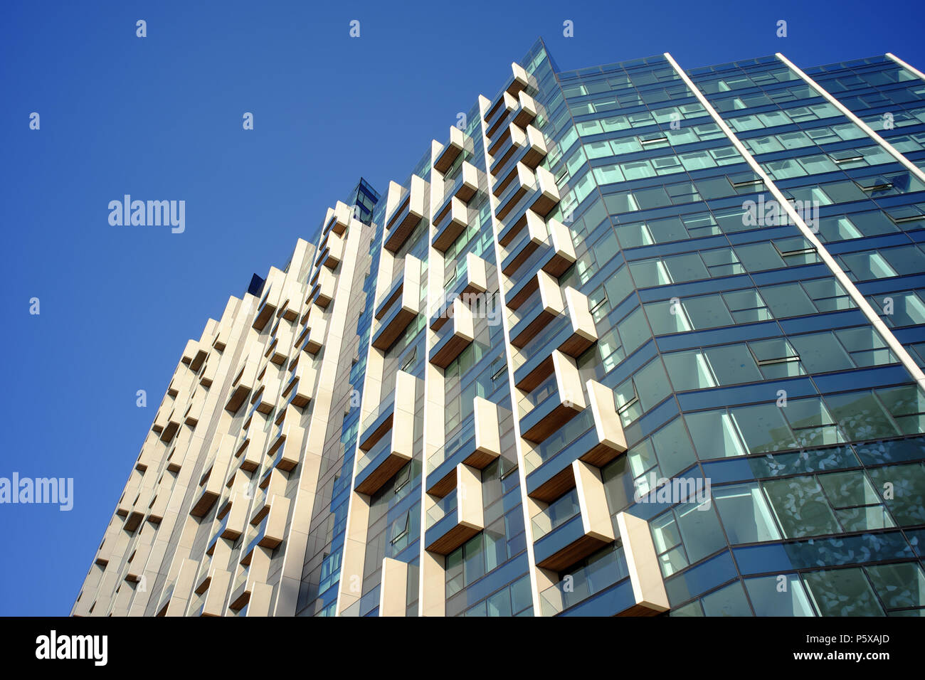 Tall nouveaux bâtiments dans le quartier des docks de Londres, Angleterre, RU Banque D'Images