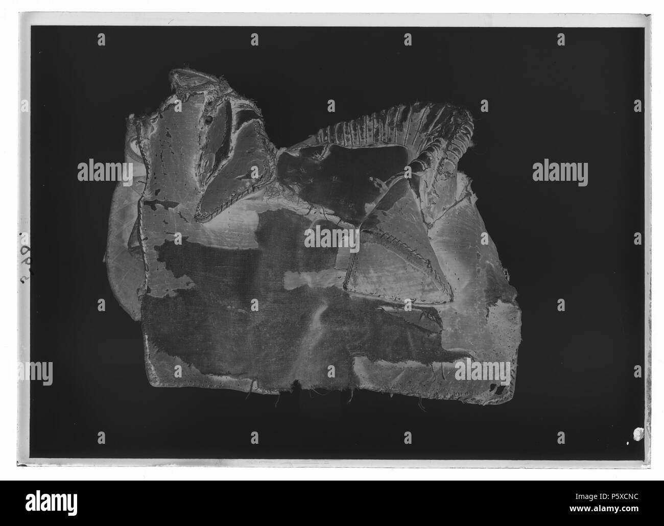 Bomsadel, 1650-1660. Svenska : Bomsadel stickningar sammet svart av av med tvinnad silvertråd- och guld. Rektangulära kantade fodrade kappor och med ljusbrunt läder insidan rutmönster pressat, Med. Tvådelad frambom avskurna ändar med snet ca 400 mm produites, 110 mm hög. Med Bakbom stödbommar, 610 mm produites, 100 mm hög på insidan lodräta stickningar tvinnad av med guld- och silvertråd. Sadelknapp upptill klädd guldgalon plan, Med. På sidan vardera sadelknappen tennlickor om förgylld mässing 2 av. Klädd väv Bommen med. Fyra sadelgjordsstroppar läder av brunt. Byglar stigläder forme för j'rektangulä av Banque D'Images