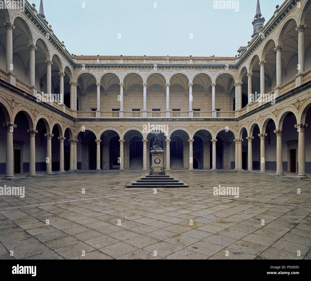 PATIO CON ESTATUA DE CARLOS I DOMINANDO EL FUROR. Auteur : Alonso Covarrubias (1488-1570). Emplacement : ALCAZAR / Museo del Ejercito-EDIFICIO, TOLEDO, Espagne. Banque D'Images