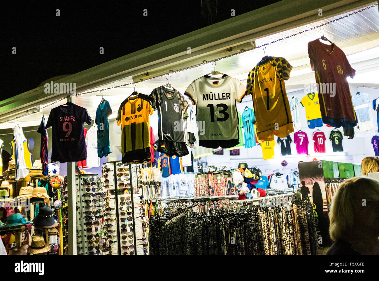 Maillots de football en vente en espagnol holiday resort Banque D'Images