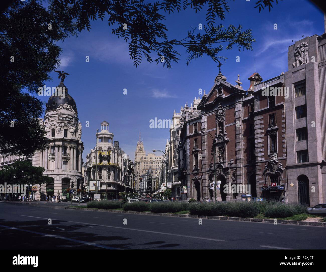 EDIFICIO METROLIS SITUADO EN LA CALLE ALCALA CONSTRUIDO ENTRE 1907 Y 1911 AL FONDO EL HÔTEL COLONIAL HERBACÉ Y A LA DERECHA IGLESIA DE SAN JOSE. Auteur : FEVRIER JULES Y RAYMOND. Emplacement : EDIFICIO METROPOLIS, ESPAGNE. Banque D'Images