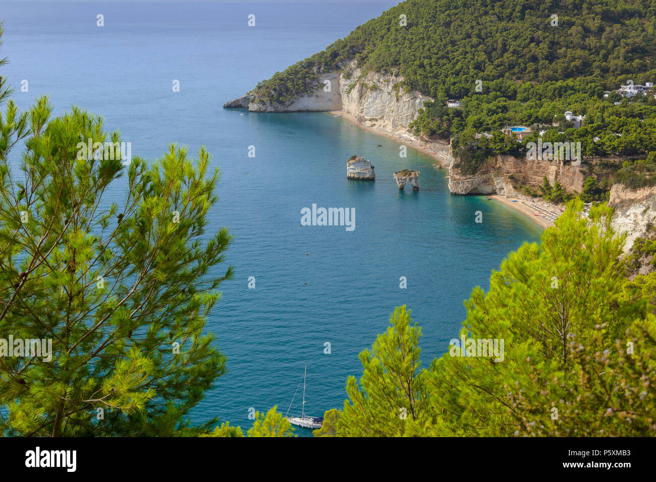 Les plus belles côtes de l'Italie:Zagare Bay (Pouilles).Les plages offrent une vue à couper le souffle avec des falaises karstiques blanc brigthly,mer bleu-émeraude. Banque D'Images