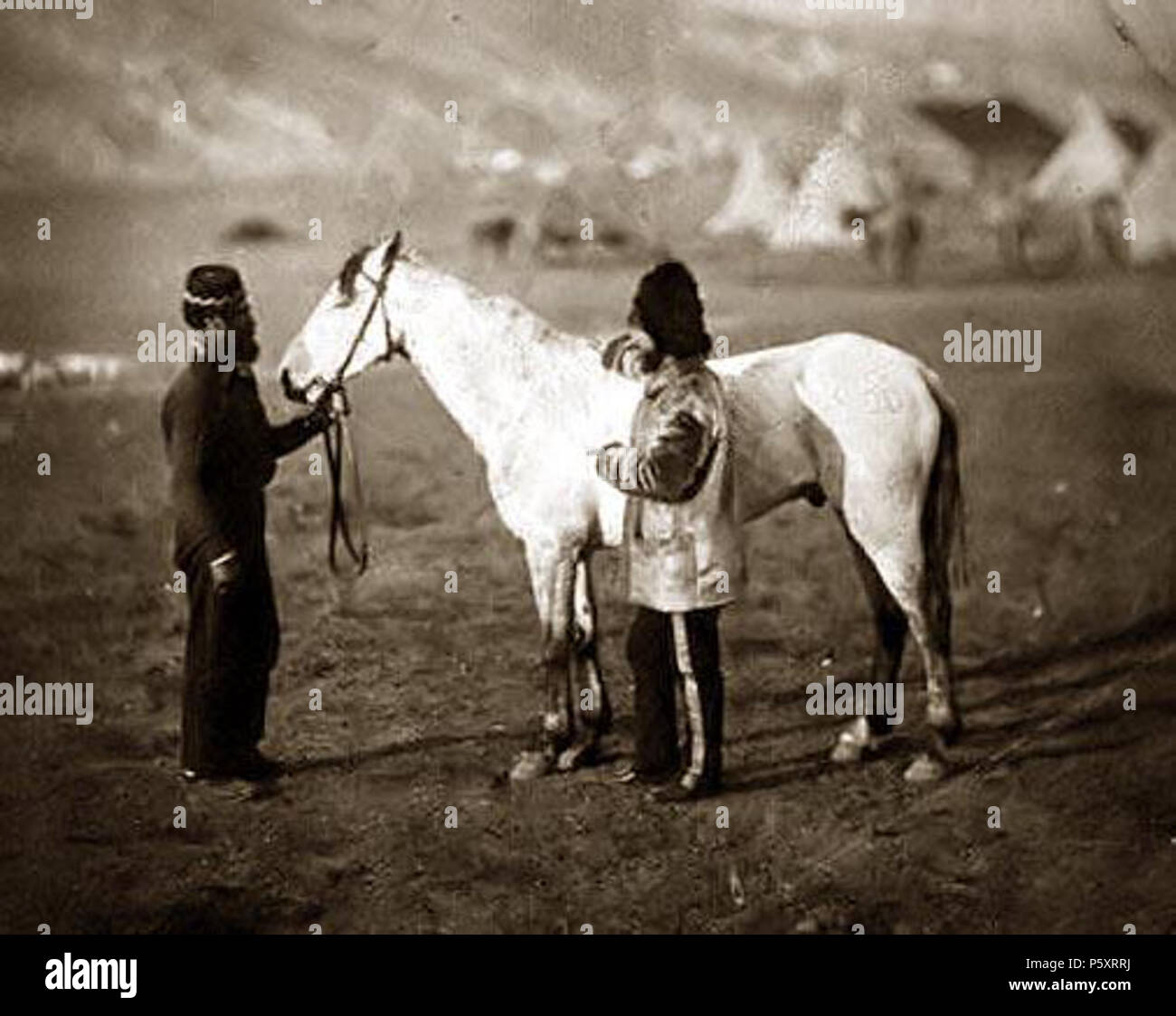 N/A. French : Photo du colonel Clarke, des Royal Scots Greys, avec un chargeur qui avait été blessé à la bataille de Balaclava. L'homme qui tient la bride du cheval peut avoir été Clarke's batman. circa 1855. Roger Fenton (1819-1869) Description photographe britannique, journaliste, artiste et photographe de guerre Date de naissance/décès 28 mars 1819 6 août 1869 Lieu de naissance/décès de Potters Bar Lancashire période de travail, c.1851-1869 contrôle d'autorité : Q345666 VIAF:66536514 ISNI:0000 0000 6647 3397 ULAN:500017263 RCAC:nr88002241 Bibliothèque ouverte:OL551622WorldCat 368 Un Colonel Clark avec hors Banque D'Images