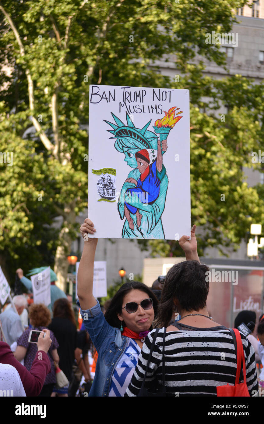 Les gens protestent contre la décision de la Cour suprême d'en défendre le président musulman du Trump interdiction de voyager dans la ville de New York. Banque D'Images