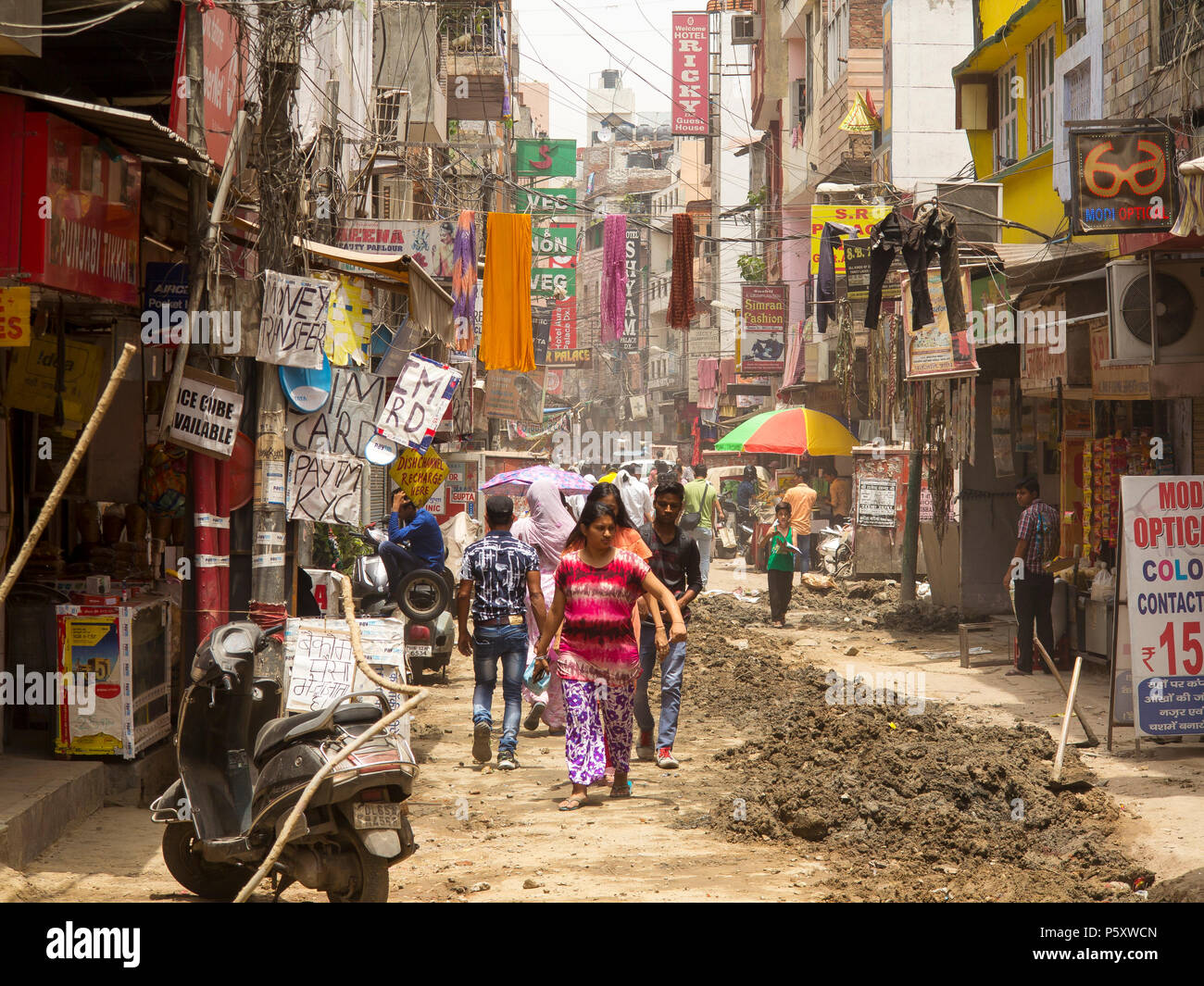 Scène de rue à Sangatrashan Bazar, New Delhi, Inde Banque D'Images