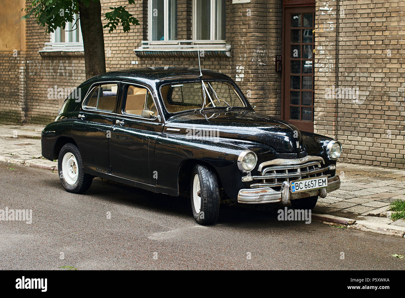 Vintage black GAZ-M20 Pobeda location publié vers 1950 en URSS garée dans la rue Banque D'Images