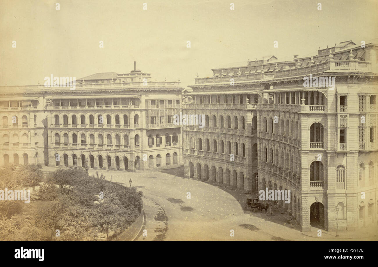 N/A. Anglais : Photographie d'Elphinstone Circle à Bombay à partir de la collection 'Lee-Warner : 'Présidence de Bombay. William Lee Warner C.S." prises par un photographe inconnu dans les années 1870. Cercle Elphinstone a été aménagé en 1869 sur le site de l'ancienne Bombay vert dans le fort de la ville. Les bâtiments ont été conçus par James Scott dans le cadre du réaménagement de Bombay qui a commencé sous le gouvernorat de Sir Bartle Frere dans les années 1860. Cette vue montre que ces bâtiments sont caractérisés par l'uniformité de leur conception et de l'utilisation d'une arcade couverte au niveau du sol. Après l'indépendance, le Banque D'Images