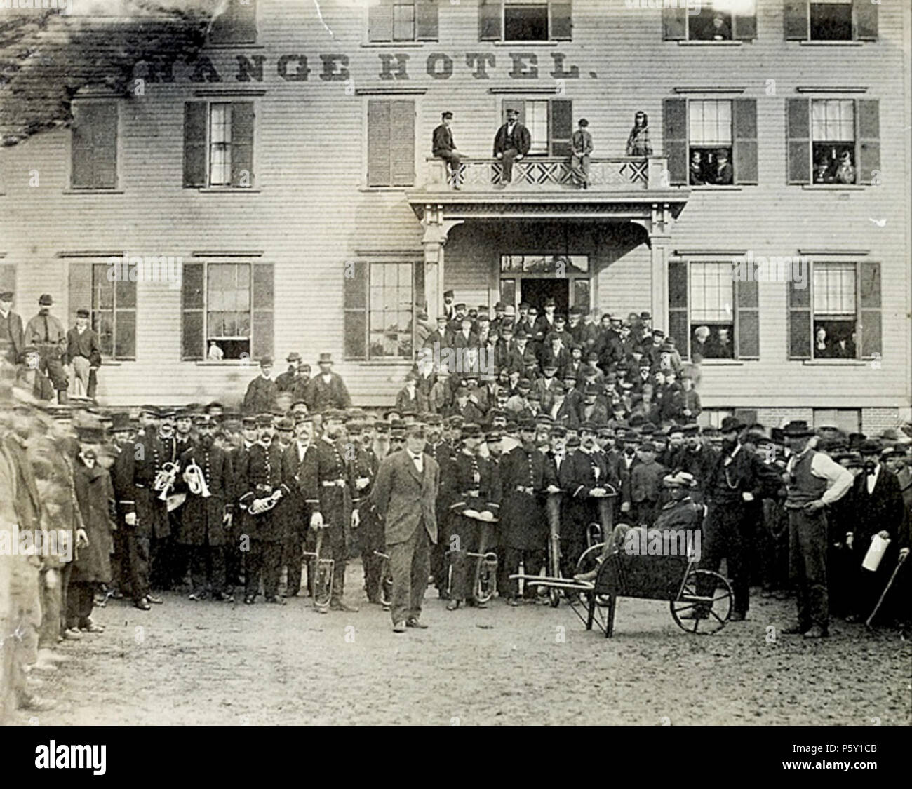 N/A. Célébration de la proclamation d'émancipation dans le Massachusetts - pas connu pour être le 1er janvier 1863. La seule photographie connue 'maladies' de l'événement en fonction de la Burns Archives. Une foule et une bande de l'Union posent. Selon une vieille tradition oubliée depuis, la personne, l'honneur, un homme noir, est confortablement assis dans une brouette. après 1862-septembre-22. Burns Archive Cette photo est issue de la collection de la Burns Archive. A demandé l'attribution : Burns Archive 506 EmancipationPhoto Banque D'Images