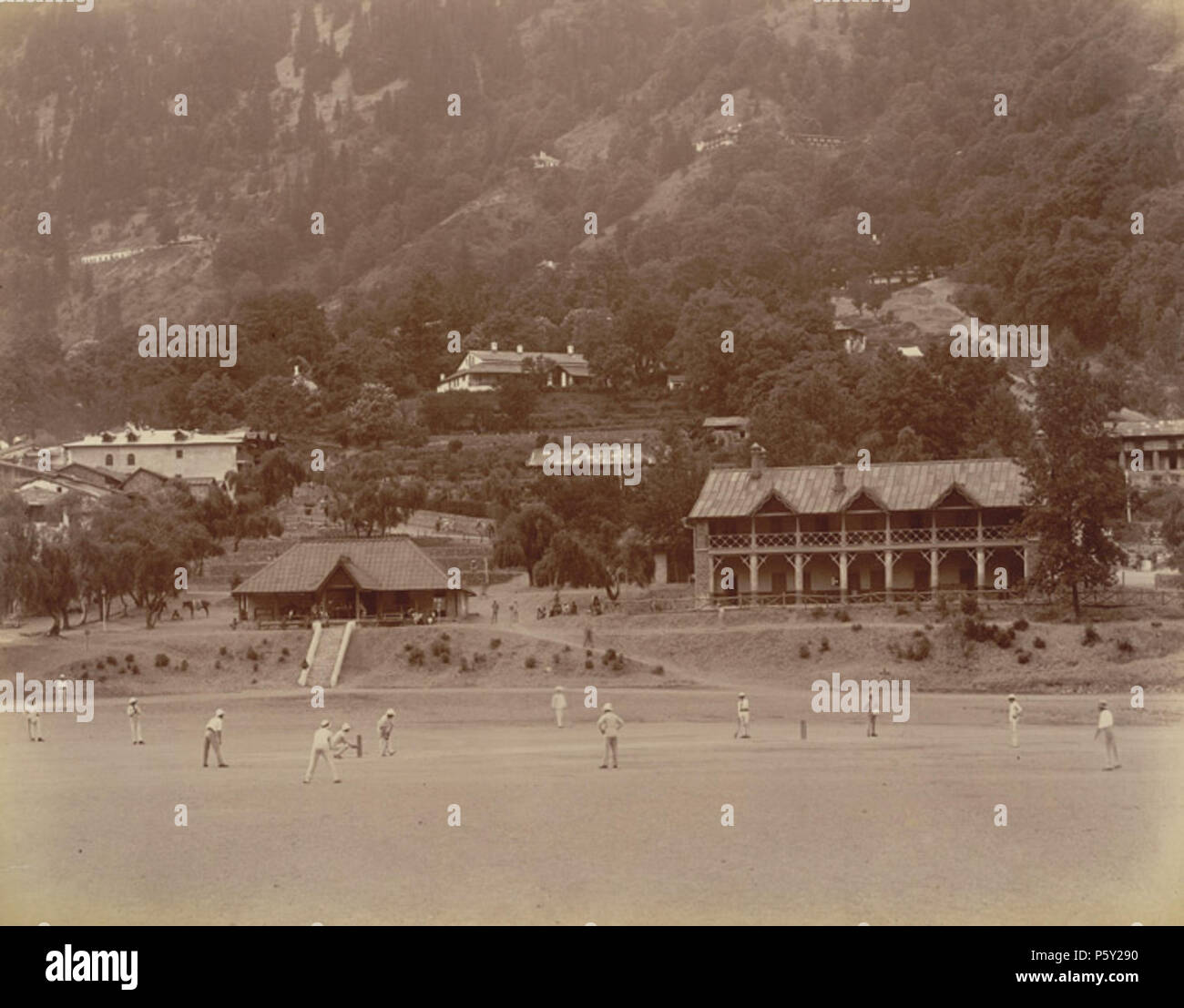 N/A. French : Photo d'un match de cricket de l'Nainital Macnabb Collection (Le Col James Henry Erskine Reid) : Album de vues de 'Naini Tal' prises par Lawrie & Company en 1899. La zone de la collines Kumaon est venu sous la domination britannique après la guerre Anglo-Nepal (1814-16), mais il n'était pas jusqu'à 1841 que le P. Barron a construit la première maison européenne à Nainital. La ville devint le siège d'été de l'administration coloniale de la province. C'était une retraite populaire pour les habitants des plaines. Être populaire avec les Britanniques, la ville a développé un caractère britannique avec plusieurs sch Banque D'Images