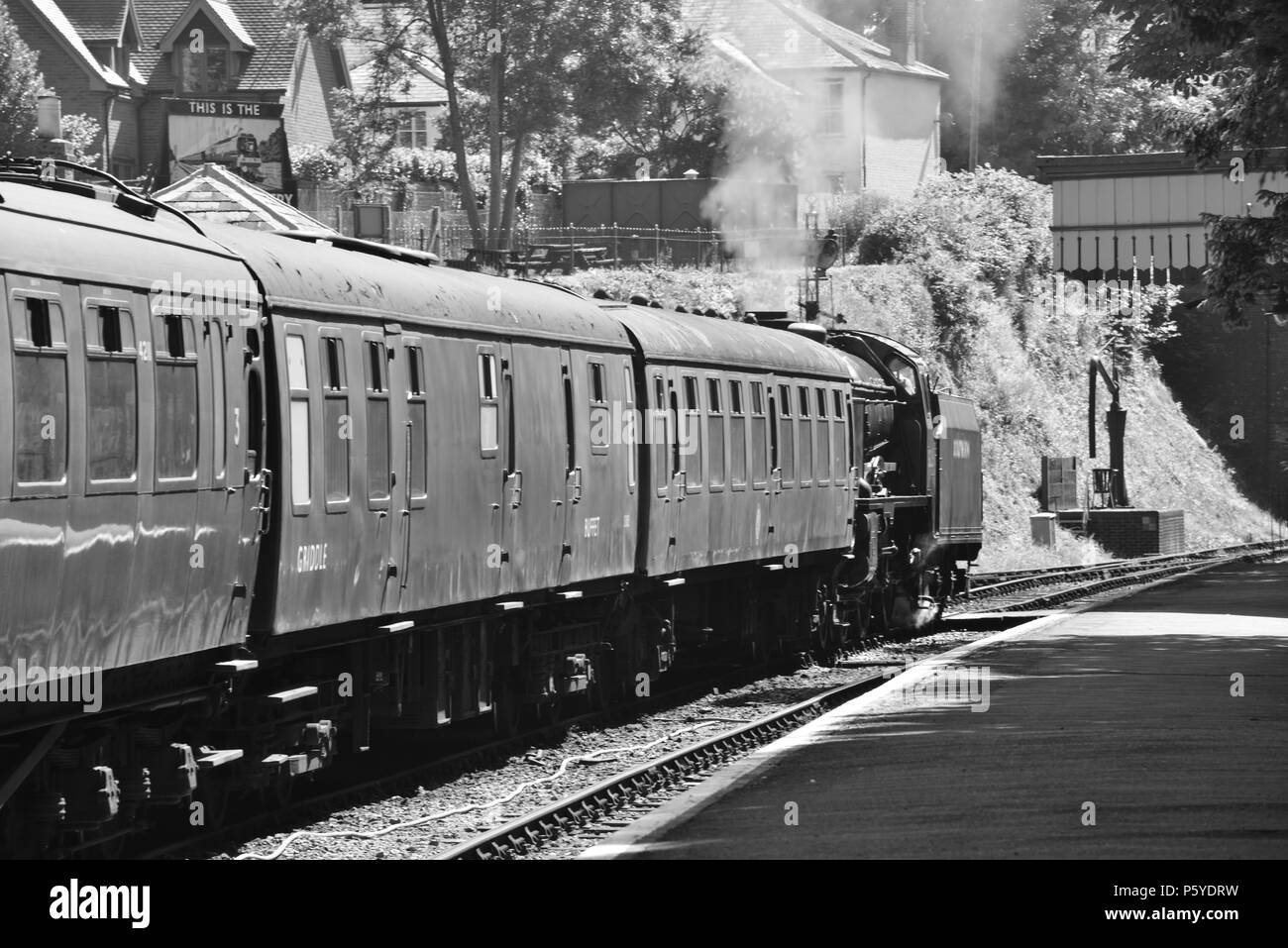 Un train de voyageurs à vapeur l'attente à une station dans le UK Banque D'Images