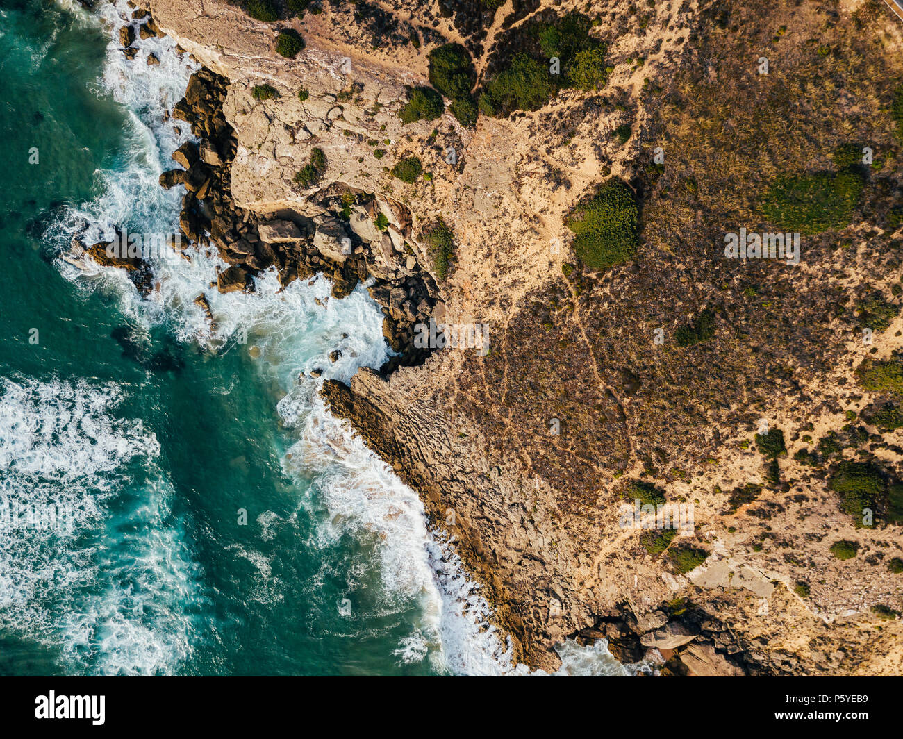 Drone aérien de vagues de l'océan Vue spectaculaire sur le paysage rocheux de broyage Banque D'Images