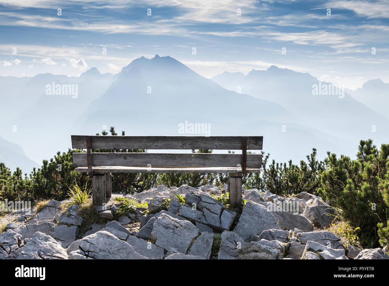 Banc de parc vide en haute montagne, vue de l'Eagles Nest dans les Alpes  bavaroises près de Berchtesgaden en Allemagne Photo Stock - Alamy