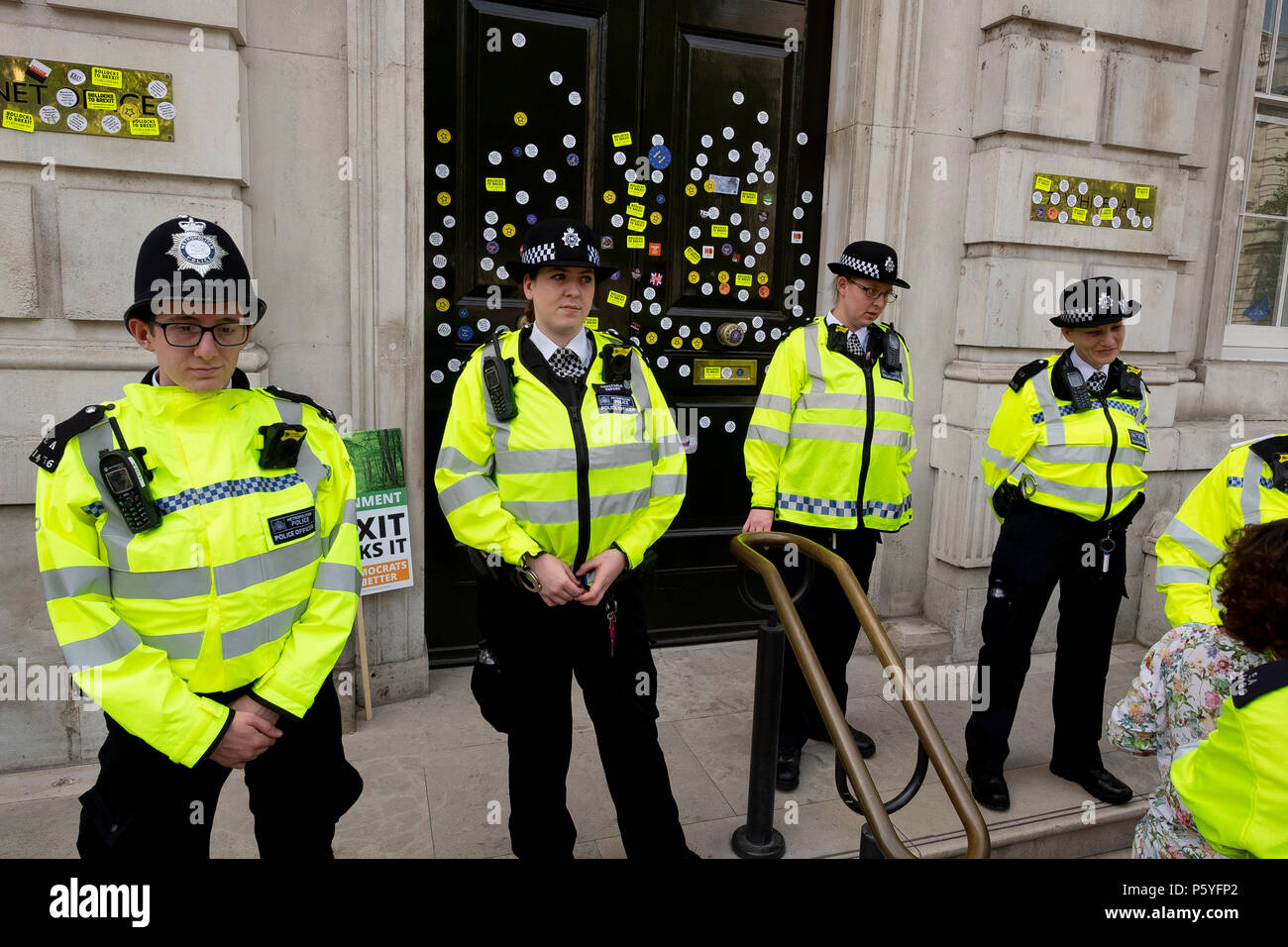 Londres, Royaume-Uni. 23 juin 2018. La protection de la police, les portes des bureaux du Cabinet à Whitehall après qu'ils aient été décoré d'autocollants anti-Brexit - M Banque D'Images