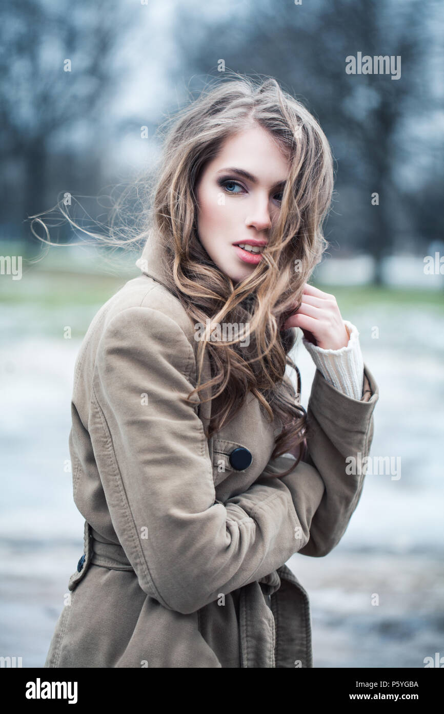 Pretty young woman outdoors Banque D'Images