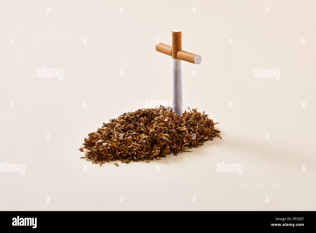 Tombe du tabac avec la cigarette cross Banque D'Images