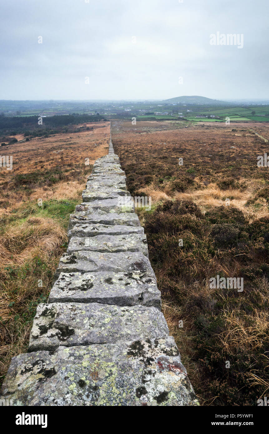 Une vue sur un mur menant à la Montagne Blanche en Irlande du Nord Banque D'Images