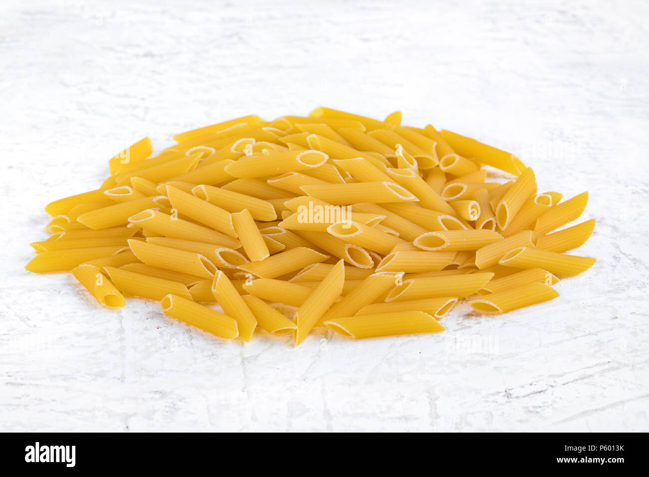 Matières type de pâtes penne rigate sur fond blanc. Banque D'Images