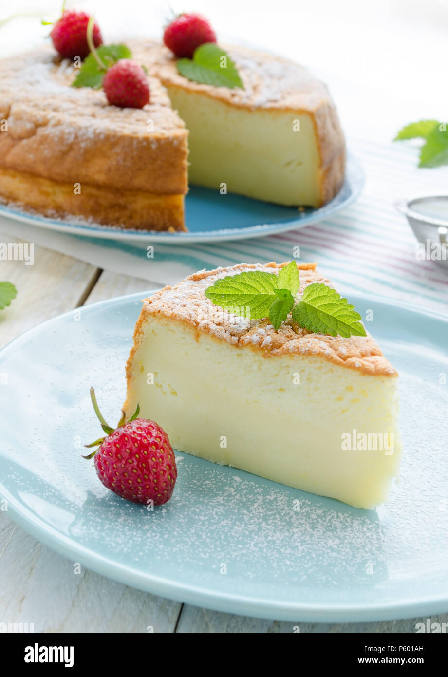 Cheesecake Japonais Decore De Menthe Le Sucre Et Fraise Photo Stock Alamy