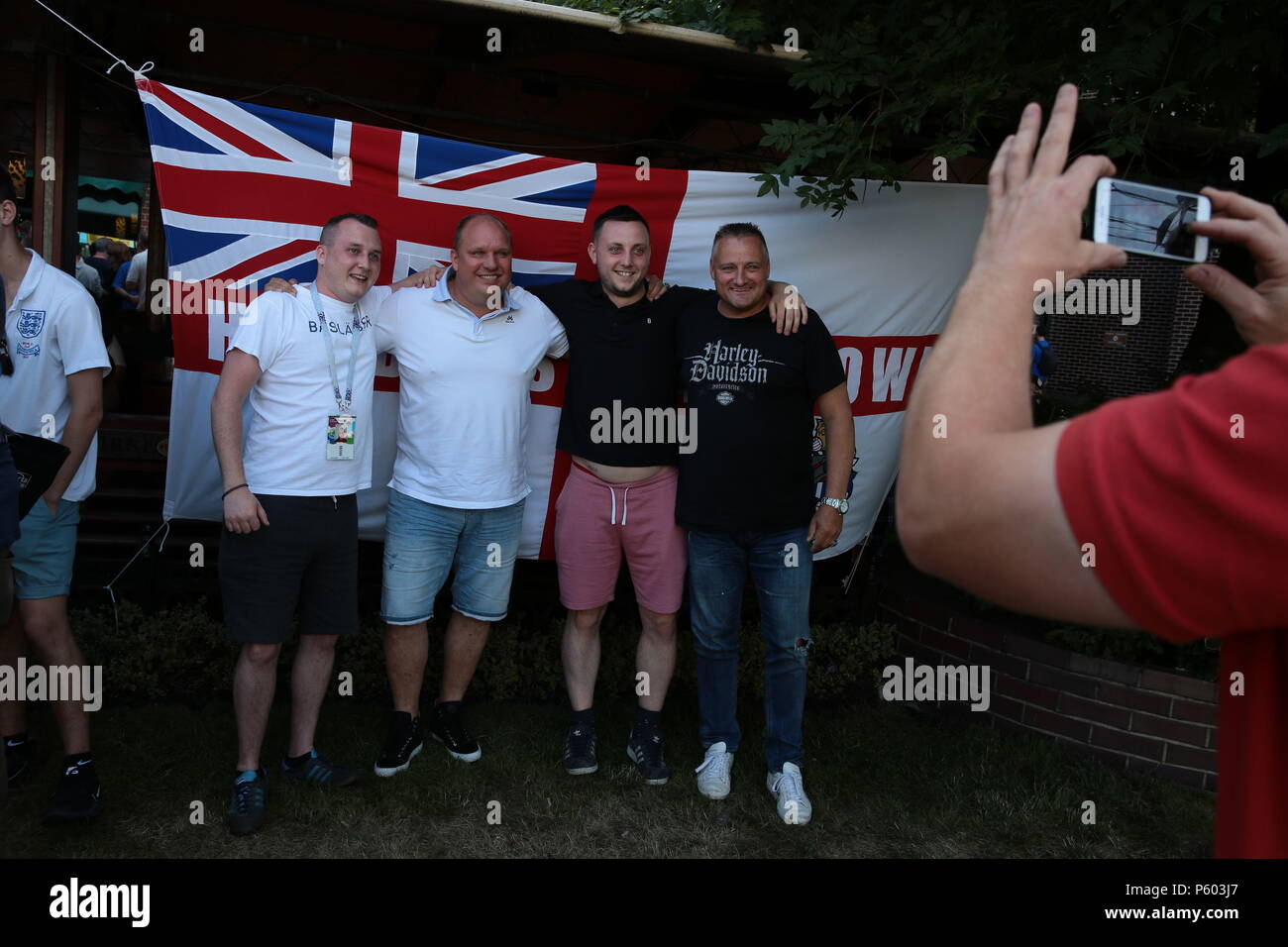 Les fans de football anglais dans un bar de Kaliningrad au cours de l'Allemagne/Corée du jeu à la Coupe du Monde de la FIFA 2018 en Russie. Banque D'Images