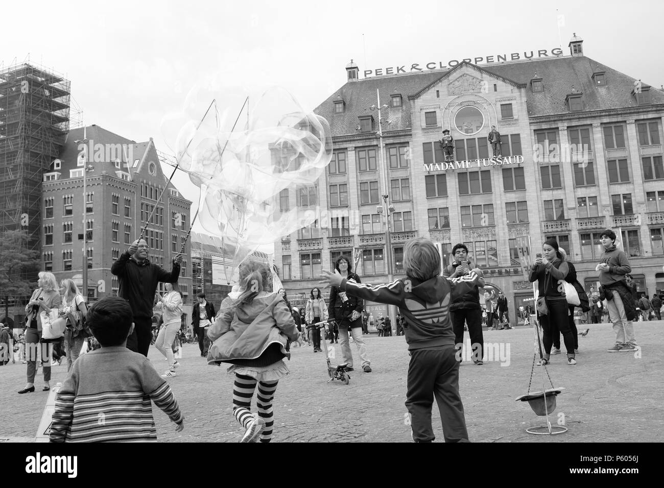 Des bulles de savon dans la rue à la place du Dam à Amsterdam Banque D'Images