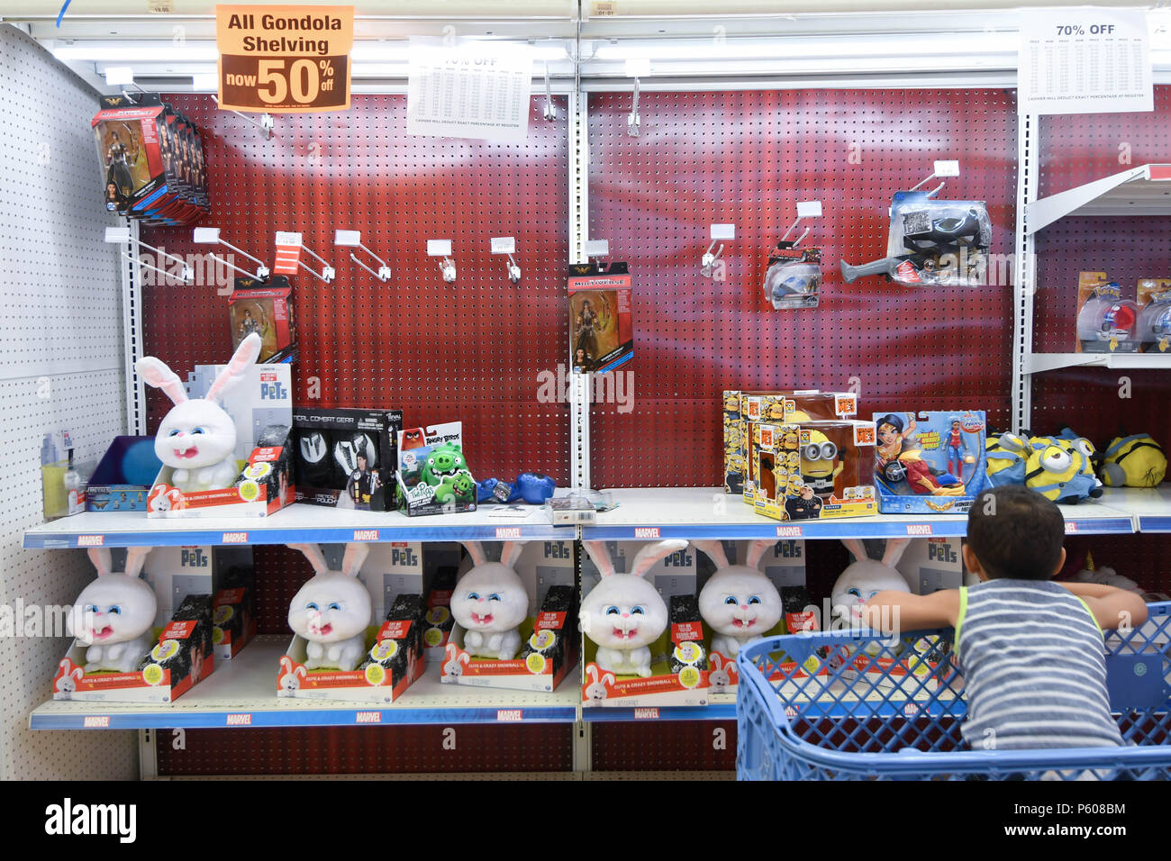 Un garçon regarde les animaux en peluche dans un magasin Toys R Us jours avant sa fermeture programmée. Banque D'Images