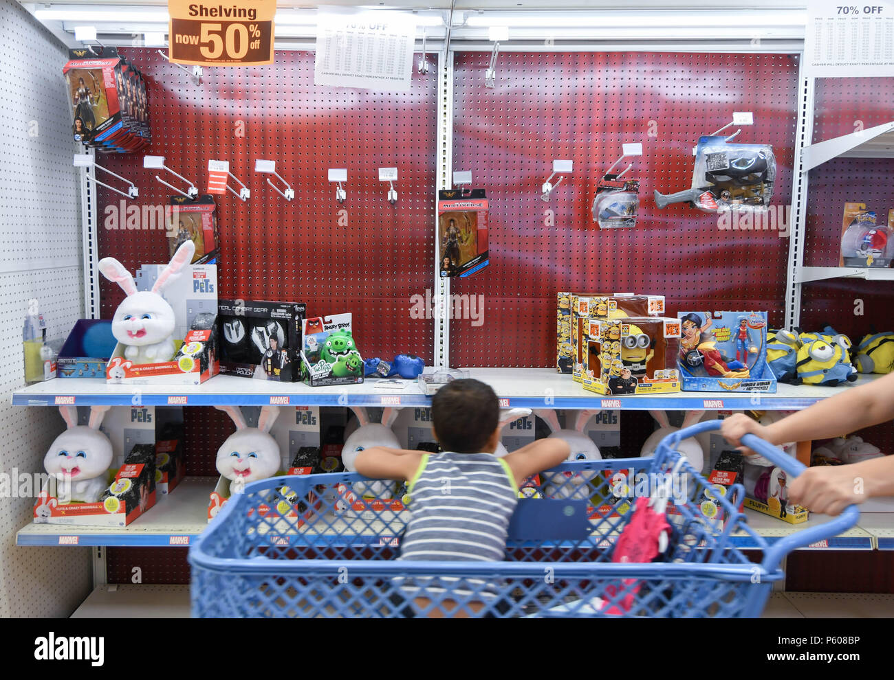 Un garçon regarde les animaux en peluche dans un magasin Toys R Us jours avant sa fermeture programmée. Banque D'Images