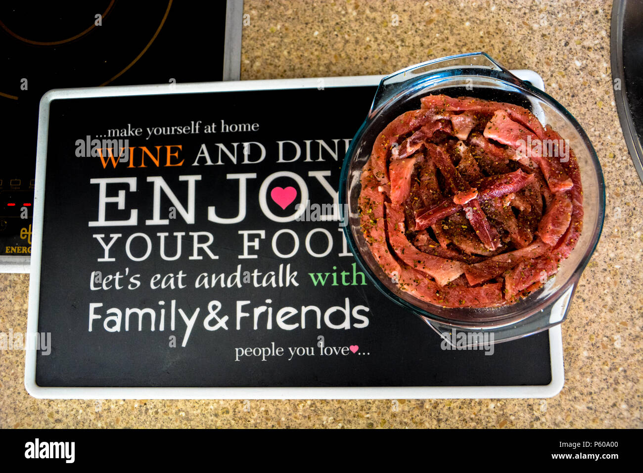Viande de porc, de porc fines Colliers slide.Porc frais tranche servant sur le bol en verre sur tableau noir avec un(e) ami(e) message.Couper le porc avec le romarin, le poivre. Banque D'Images
