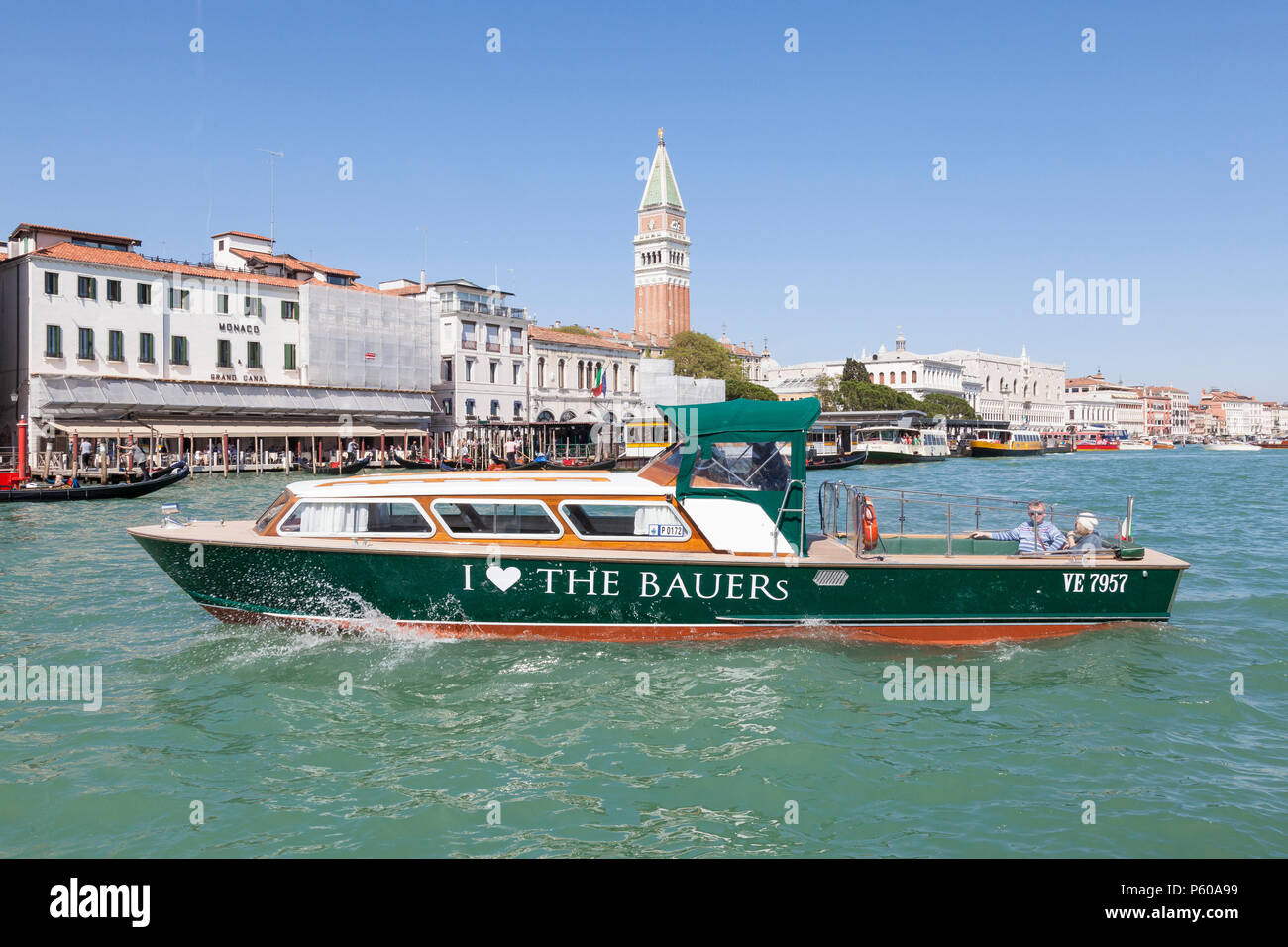 Le taxi d'eau privé Bauer convoyant les clients sur Basino San Marco, Venice, Veneto, Italie. Hôtels de luxe Bauer, bateau, Place St Marc, du bassin, des transports Banque D'Images
