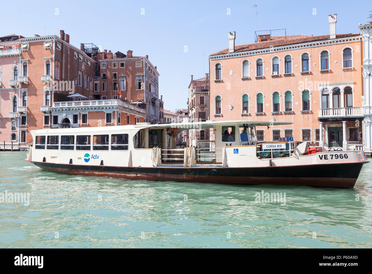Corsa vaporetto Bis utilisée comme un service supplémentaire en heures de pointe et lors de festivals, Grand Canal, Venice, Veneto, Italie. Les transports en bateau-bus Banque D'Images