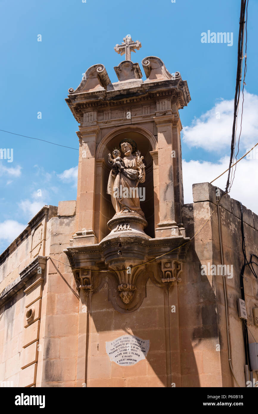 Statue en l'honneur de Sir Pietro Pace, Archevêque titulaire de Rhodes, l'évêque de Gozo et de l'évêque de Malte à partir de 1889 jusqu'à sa mort en 1914, Gudja, Malte. Banque D'Images Statue en l'honneur de Sir Pietro Pace, Archevêque titulaire de Rhodes, l'évêque de Gozo et de l'évêque de Malte à partir de 1889 jusqu'à sa mort en 1914, Gudja, Malte. Banque D'Images