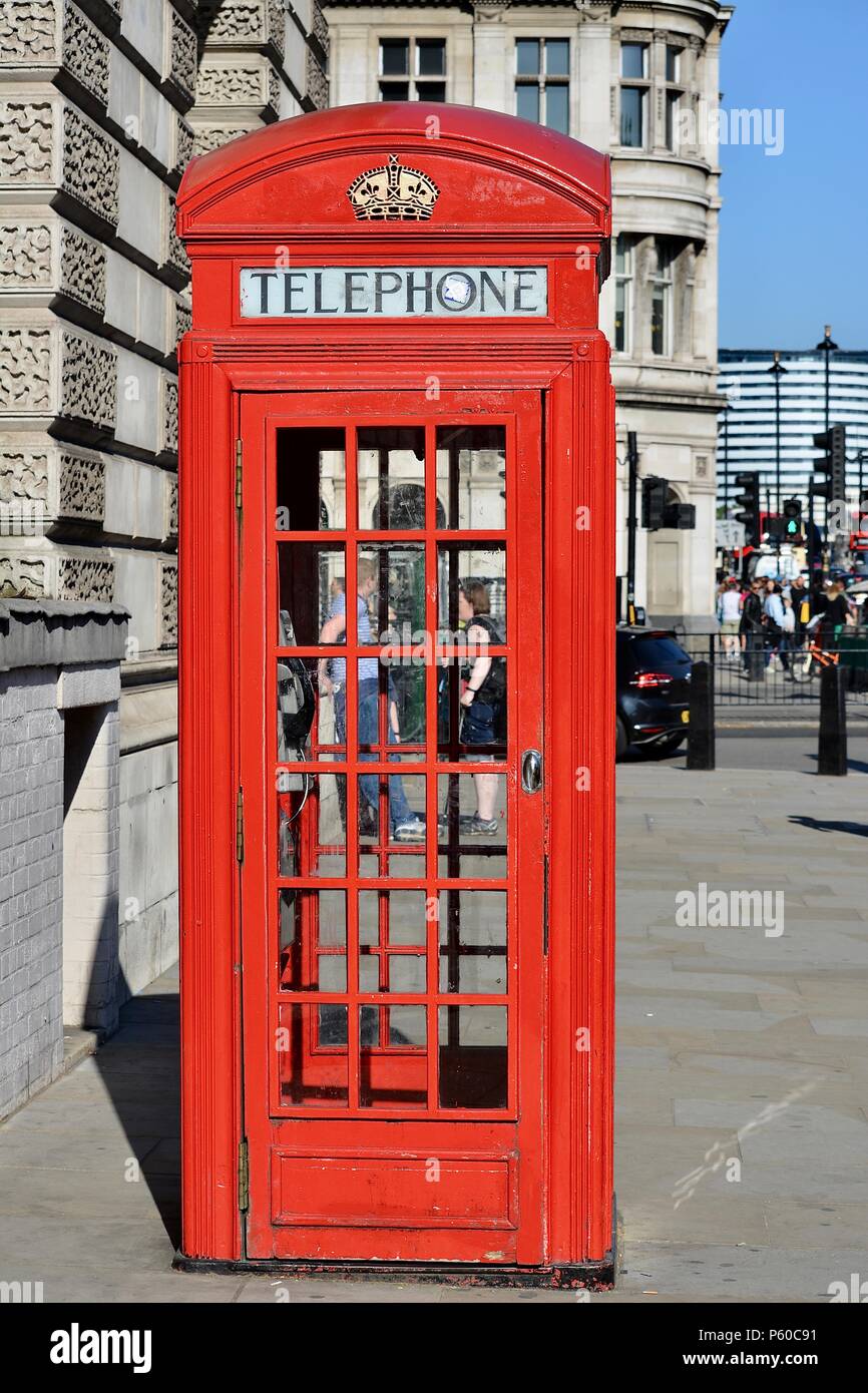 Cabines téléphoniques rouges emblématiques de Londres à Londres,  Angleterre, Royaume-Uni Photo Stock - Alamy