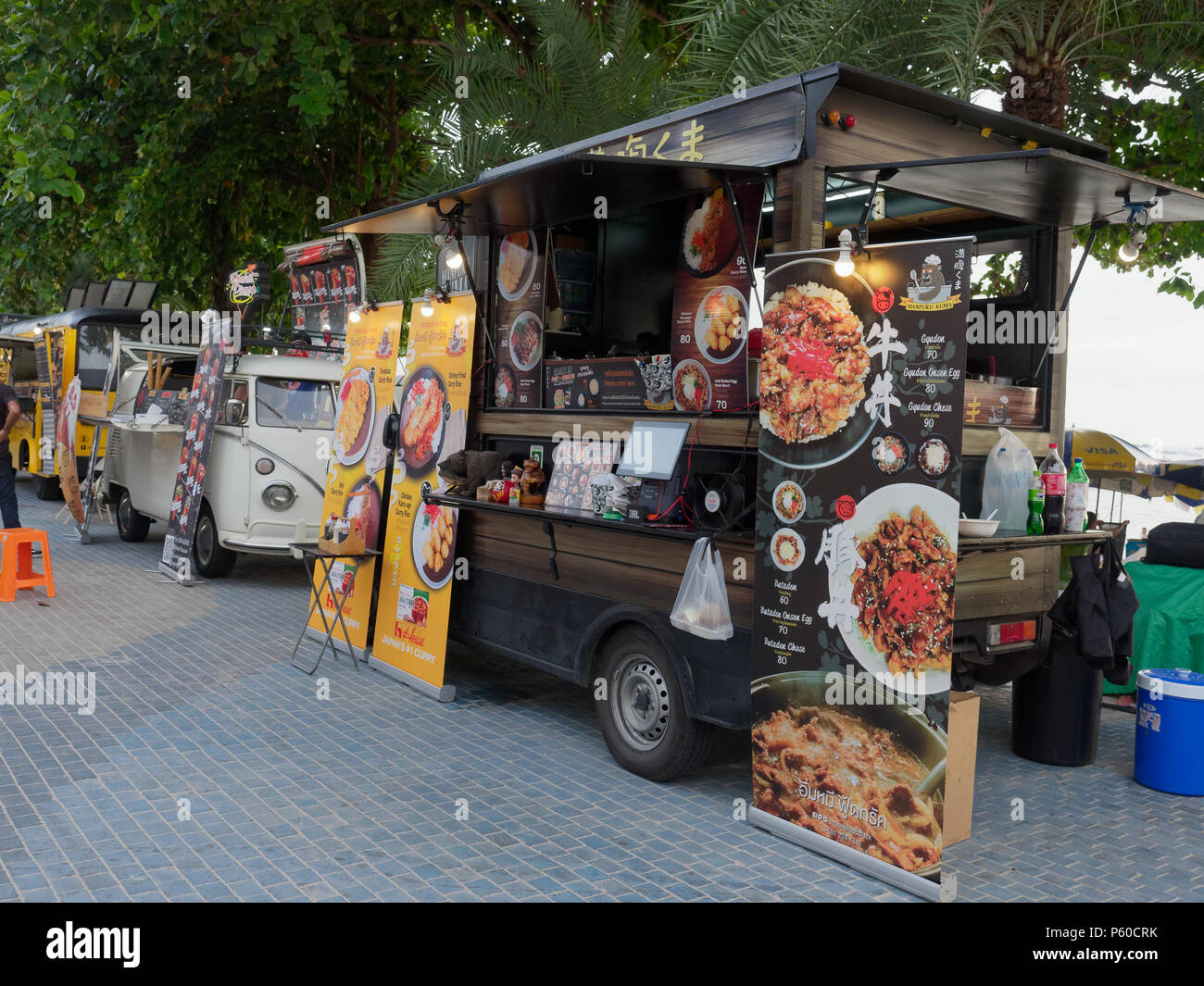 PATTAYA, THAÏLANDE - Mai 8, 2018 : l'alimentation des camions sont vente d'aliments et de dessert, qui est nouvelle tendance en Thaïlande pour promouvoir le tourisme, Festival des fruits de mer à Pattaya Banque D'Images