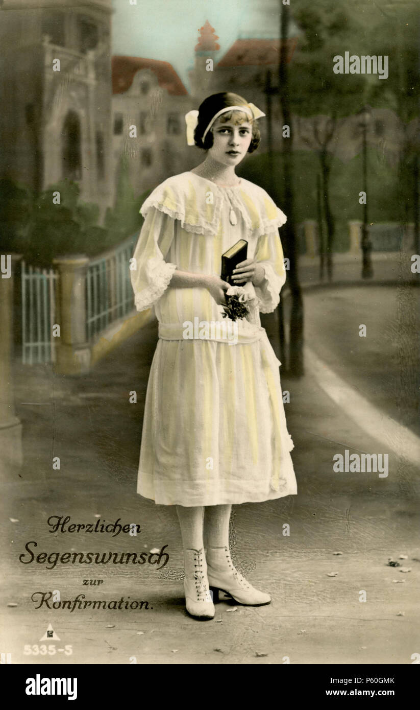 Femme de confirmation en robe blanche devant une église paysages Photo  Stock - Alamy