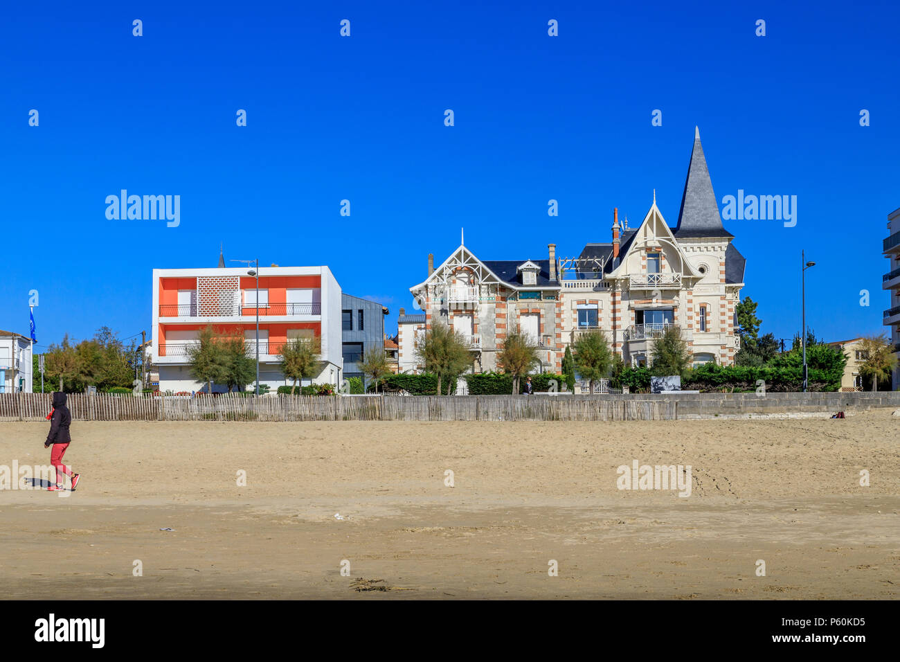 France, Charente Maritime, Saintonge, côte de Beauté, Royan, Grande Conche plage avec le petit bâtiment La Perriniere des années 1950 par les architectes Banque D'Images