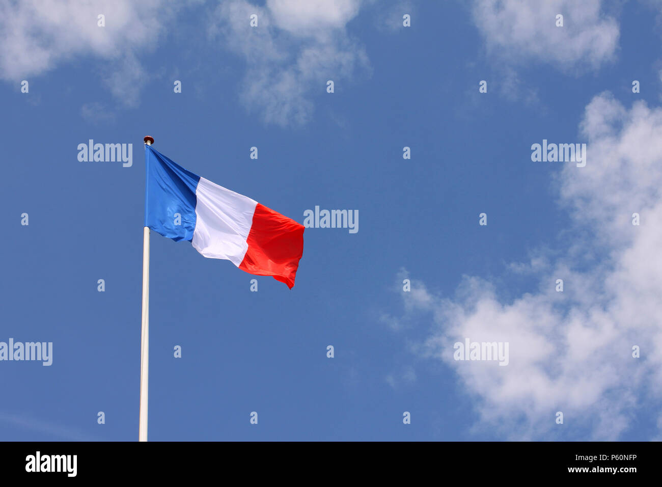 Drapeau français Tricolore forme d'un mât avec fond de ciel bleu. Copie de l'espace pour écrire votre propre texte. Banque D'Images