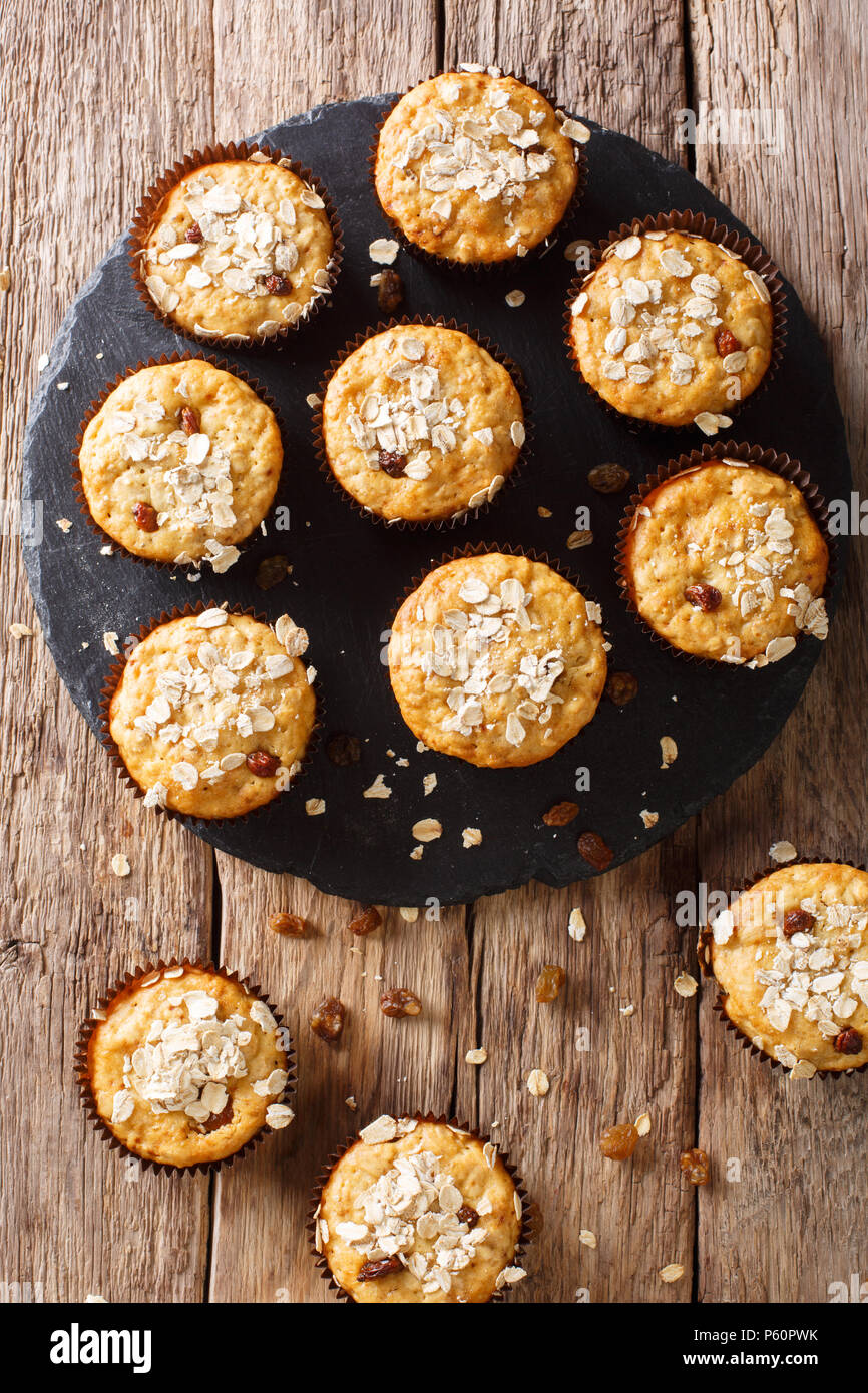 Muffins à faible teneur en calories de gruau avec des raisins secs et de miel sur la table. vertical haut Vue de dessus Banque D'Images