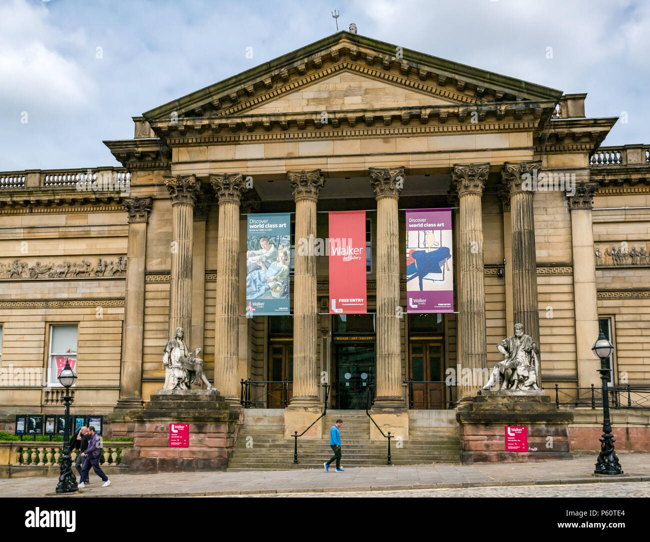 Sculptures d'entrée par John Warrington de bois de Raphaël et Michel-Ange fait de marbre de Carrare, Walker Art Gallery, England, UK Banque D'Images